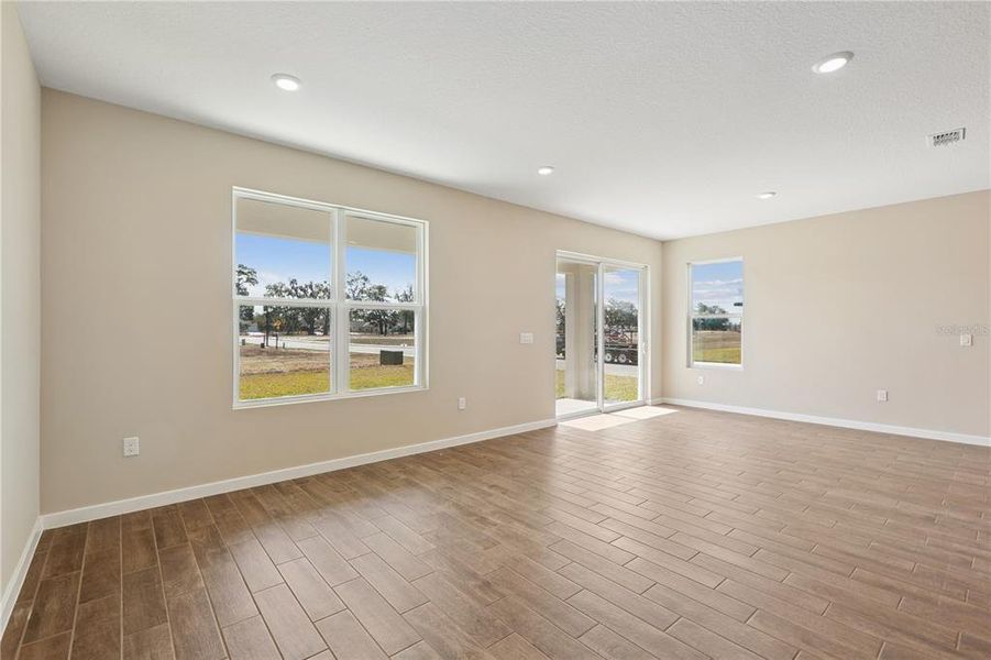 Spacious, unfurnished interior of a new home in Sabana Reserve, Ocala (Image 16).
