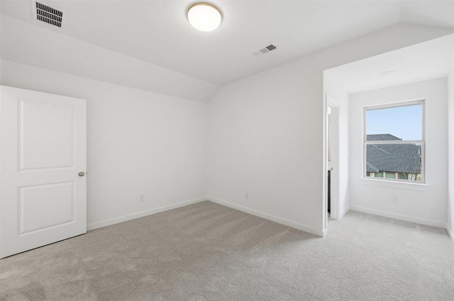 Spacious, unfurnished interior of a new home in Dove Hollow, Waxahachie (Image 26).