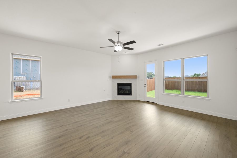 Spacious, unfurnished interior of a new home in Oak Ridge Park, Corinth (Image 17).