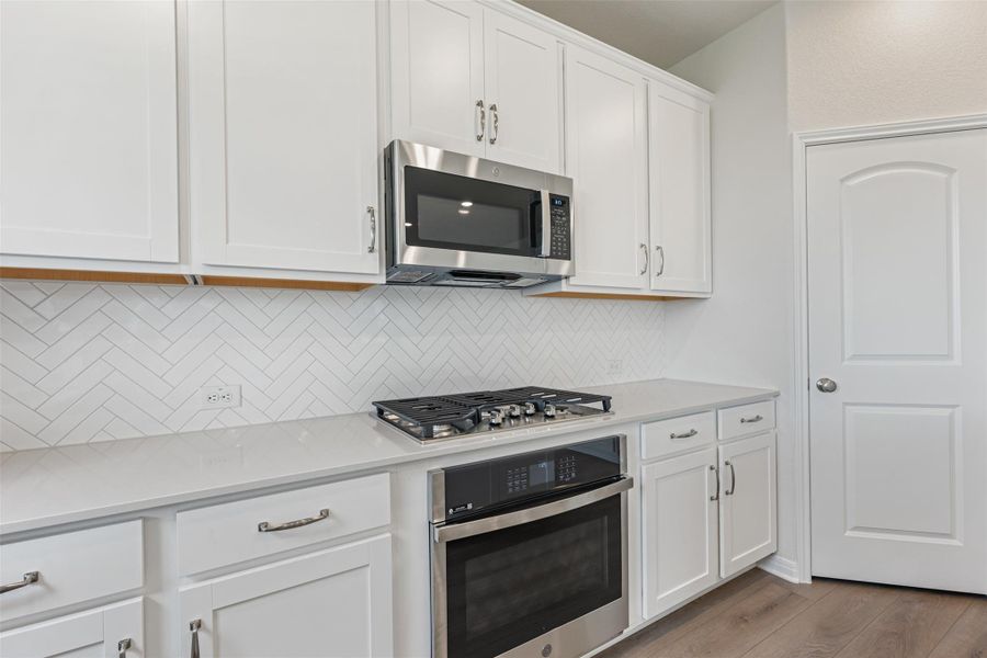 Representative images and renderings are for illustrative purposes. Actual structural options and design finishes of home may vary.