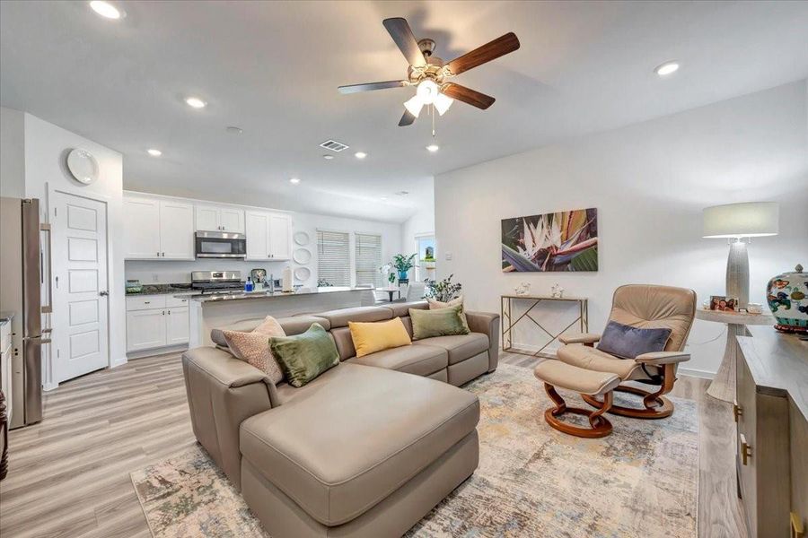 Furnished interior view inside a new home in Pelican Pointe, Texas City (Image 25).