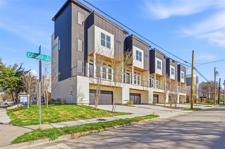 Condo located in Dallas, TX showcasing its design and architecture (Image 4).