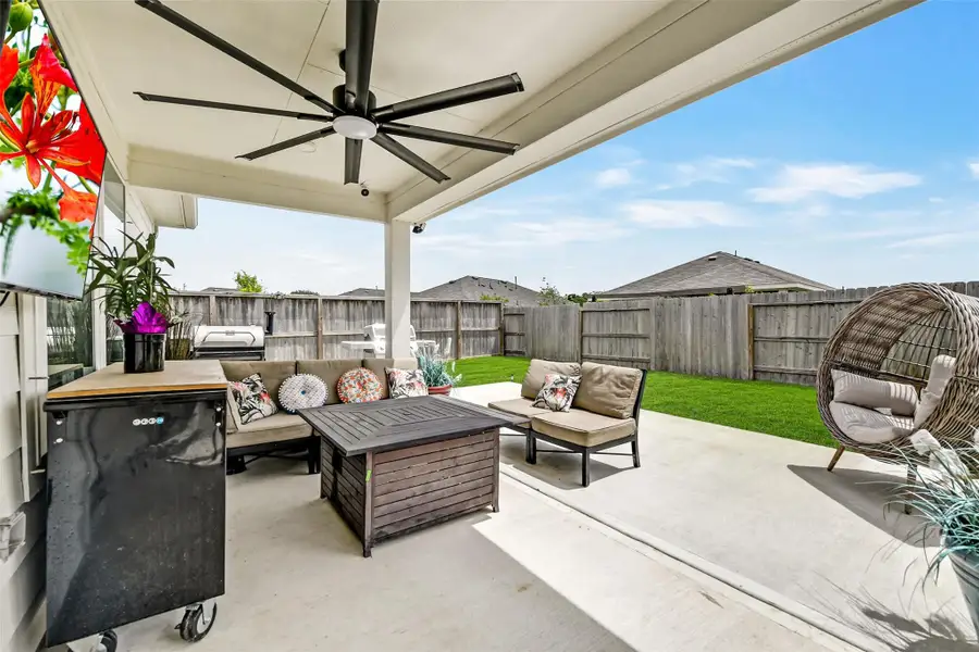 Exterior details and patio area of a home in Ambrose, La Marque (Image 3).