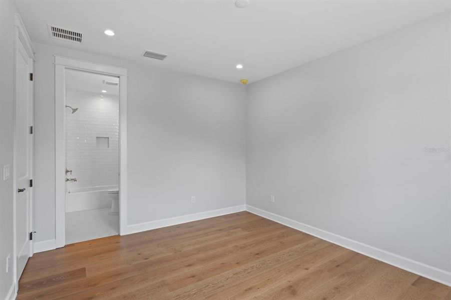 Spacious, unfurnished interior of a new home in , Tampa (Image 27).