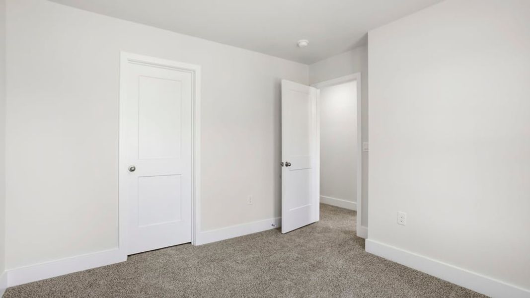 Spacious, unfurnished interior of a new home in Ken's Crossing, Moore (Image 27).