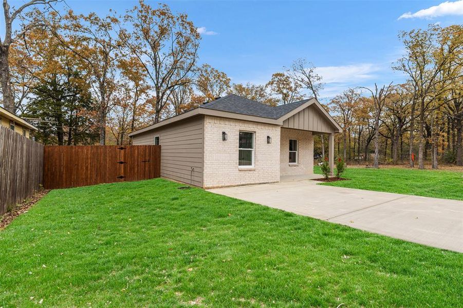 Exterior details and patio area of a home in , Mabank (Image 23).
