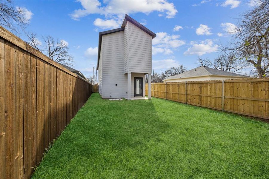 Exterior details and patio area of a home in , Dallas (Image 3).