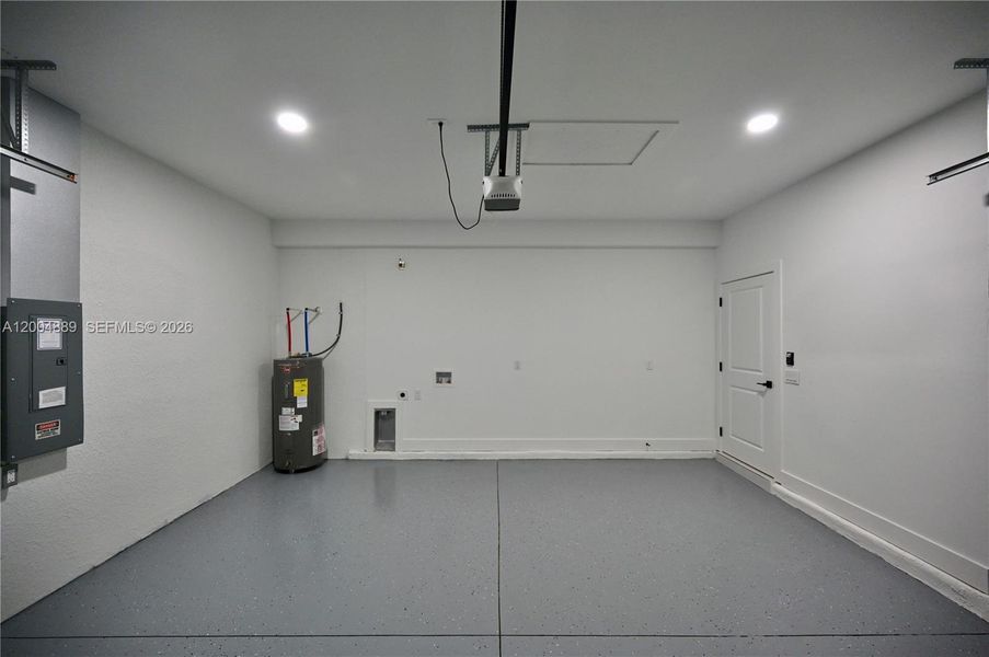 Spacious, unfurnished interior of a new home in , Lehigh Acres (Image 19).