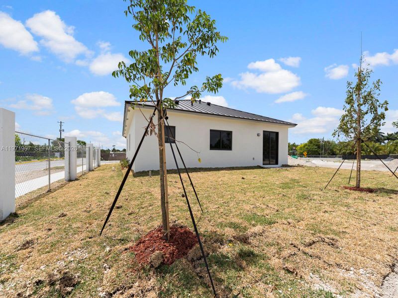 Exterior details and patio area of a home in , Homestead (Image 19).