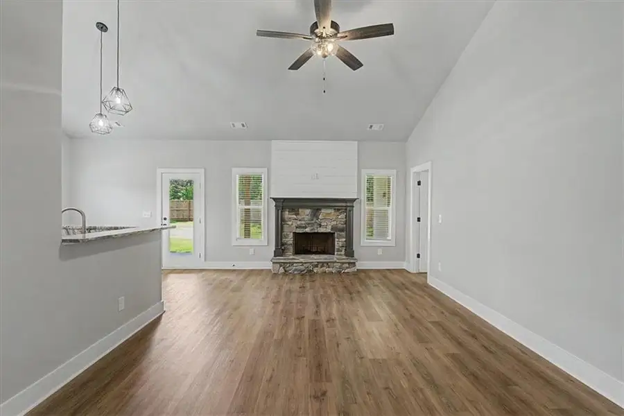 Spacious, unfurnished interior of a new home in , Dallas (Image 43).