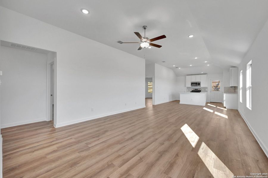 Spacious, unfurnished interior of a new home in Mesquite Ridge, San Antonio (Image 35).