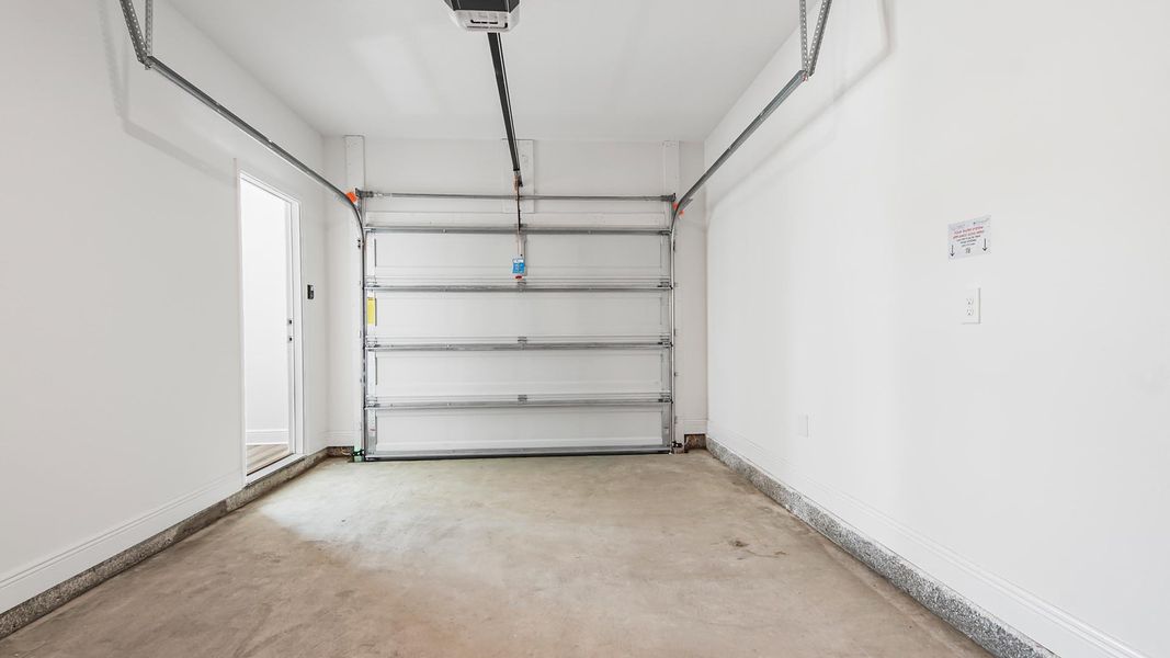 Spacious, unfurnished interior of a new home in Sanctuary Beach, Panama City Beach (Image 36).