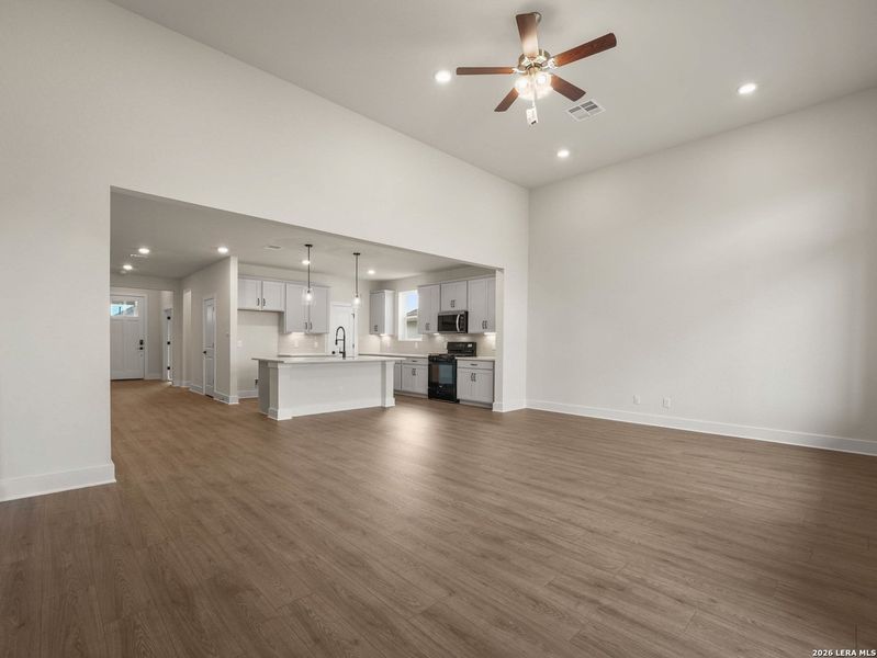 Spacious, unfurnished interior of a new home in Parklands Estates, Schertz (Image 26).