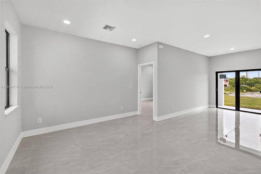 Spacious, unfurnished interior of a new home in , Lehigh Acres (Image 39).