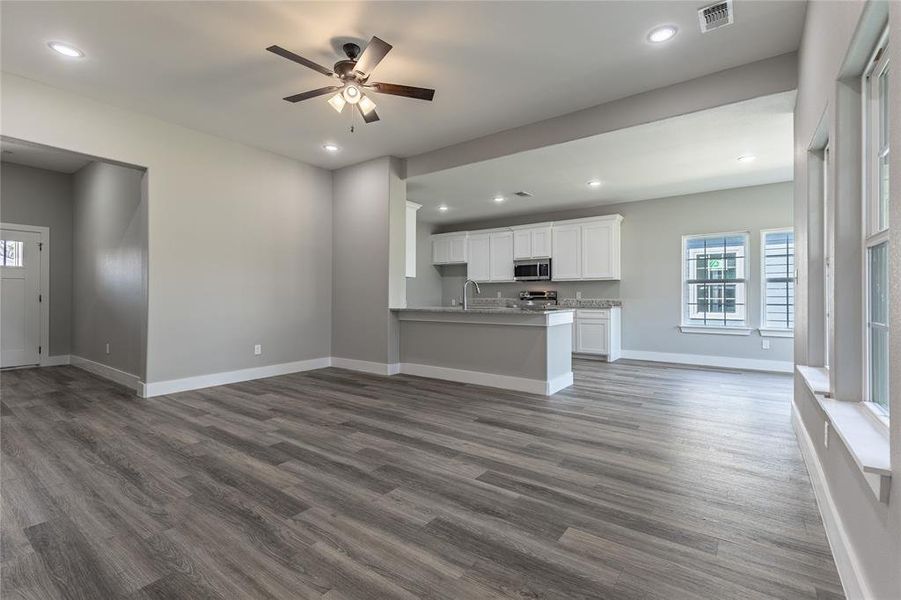 Spacious, unfurnished interior of a new home in , Sherman (Image 15).