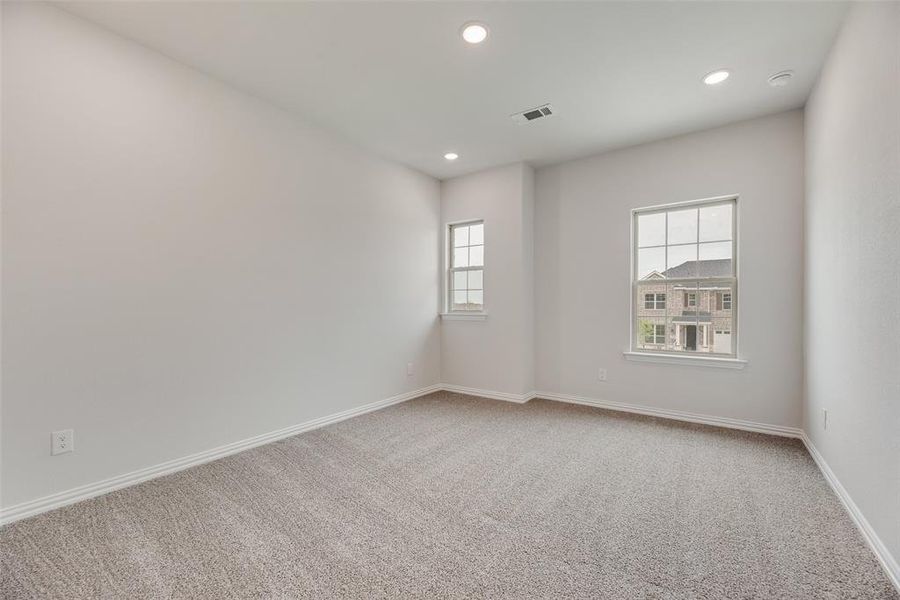 Spacious, unfurnished interior of a new home in Villages of Hurricane Creek, Anna (Image 34).