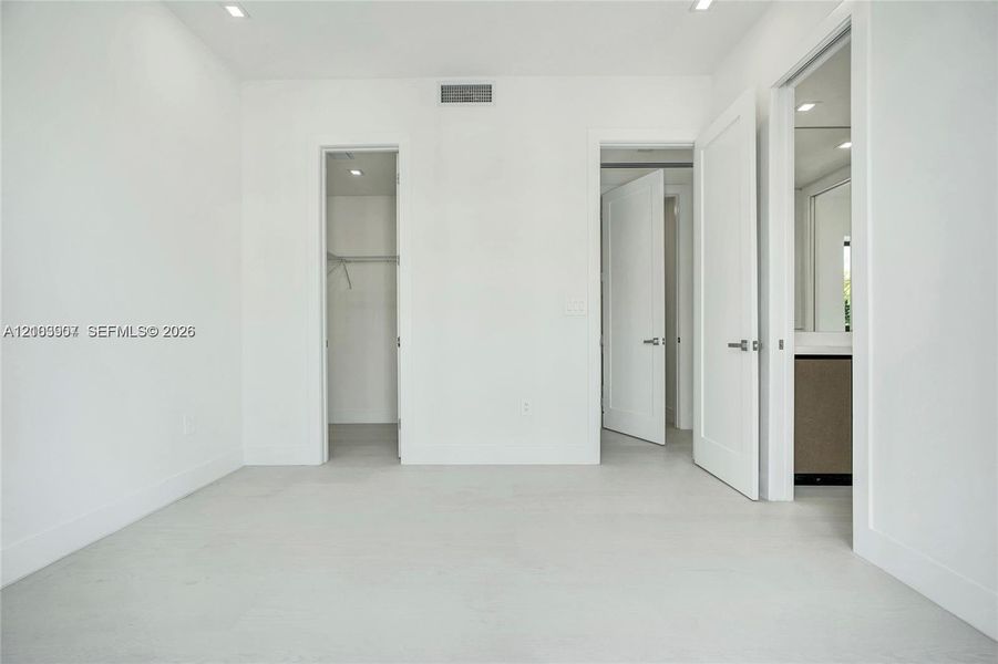 Spacious, unfurnished interior of a new home in , Dania Beach (Image 22).