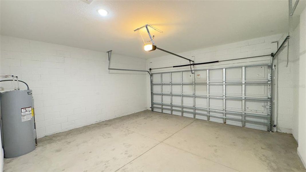 Spacious, unfurnished interior of a new home in , Citrus Springs (Image 10).