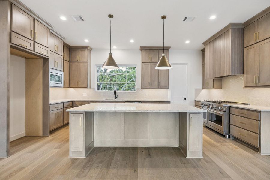 The stunning kitchen features handsome wood cabinets, providing abundant storage. The granite-topped island with breakfast bar is perfect for both food preparation, casual dining and entertaining use. The stunning kitchen features handsome wood cabinets, providing abundant storage. The granite-topped island with breakfast bar is perfect for both food preparation, casual dining and entertaining use.