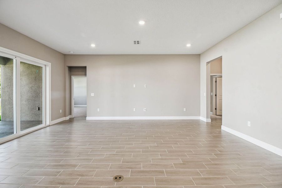 Spacious, unfurnished interior of a new home in Pinecone Reserve, Brooksville (Image 49).