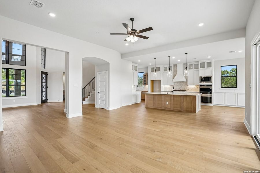 Spacious, unfurnished interior of a new home in Verandas at the Rim, San Antonio (Image 16). Spacious, unfurnished interior of a new home in Verandas at the Rim, San Antonio (Image 16).