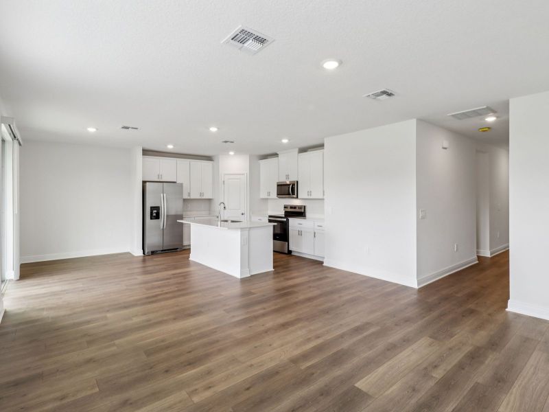 Spacious, unfurnished interior of a new home in Villamar - Classic Series, Winter Haven (Image 9).