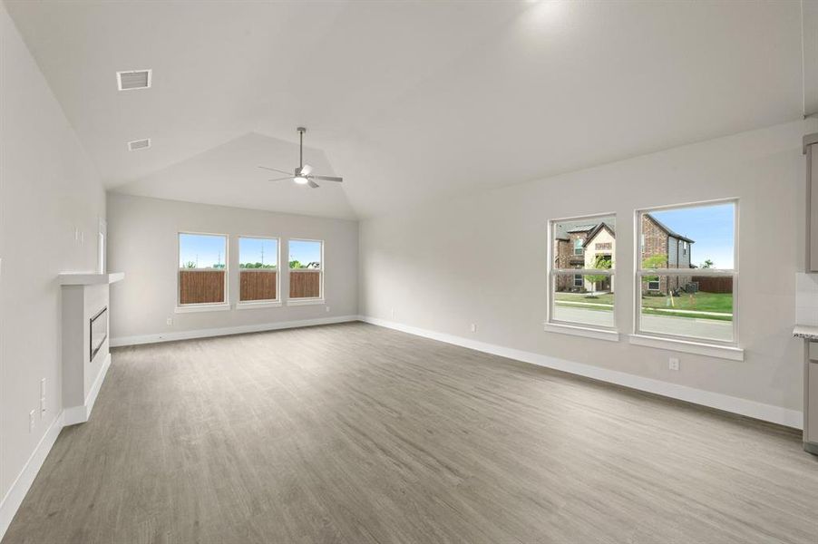 Spacious, unfurnished interior of a new home in Llano Springs, Fort Worth (Image 26).