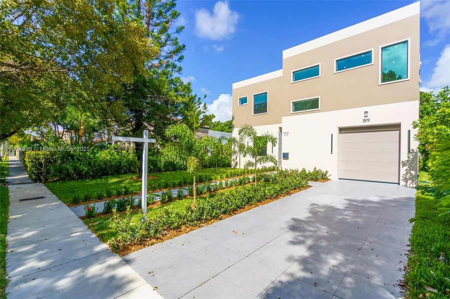 Exterior details and patio area of a home in , Miami (Image 16).