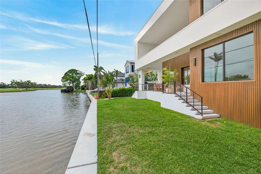 Exterior details and patio area of a home in , St. Petersburg (Image 31).