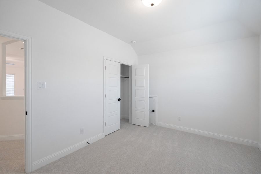 Spacious, unfurnished interior of a new home in Valencia on the Lake, Little Elm (Image 33).