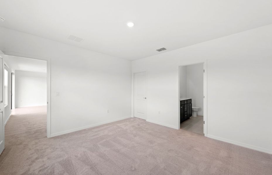 Spacious, unfurnished interior of a new home in Whispering Lakes, Lehigh Acres (Image 23).