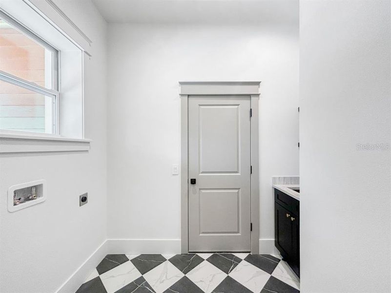 Spacious, unfurnished interior of a new home in , Gulfport (Image 21).