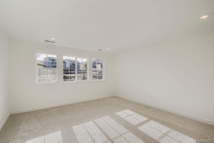 Spacious, unfurnished interior of a new home in Ken-Caryl Ranch, Littleton (Image 10).