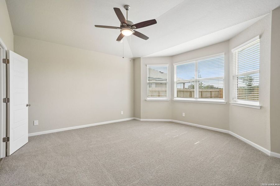 Spacious, unfurnished interior of a new home in Thomas Pond, San Antonio (Image 41).
