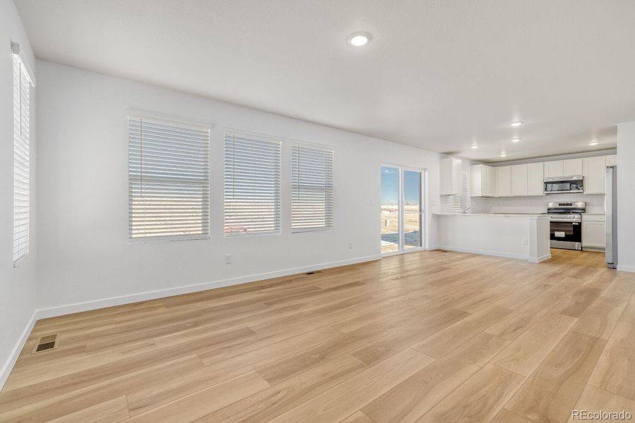 Spacious, unfurnished interior of a new home in Percheron, Colorado Springs (Image 8).