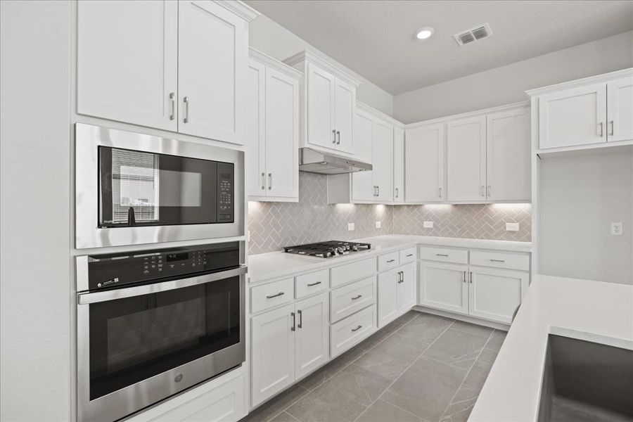 Furnished interior view inside a new home in Village at Three Oaks, Seguin (Image 7). Furnished interior view inside a new home in Village at Three Oaks, Seguin (Image 7).