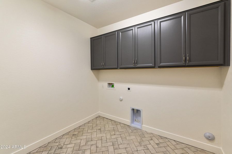 LARGE LAUNDRY ROOM