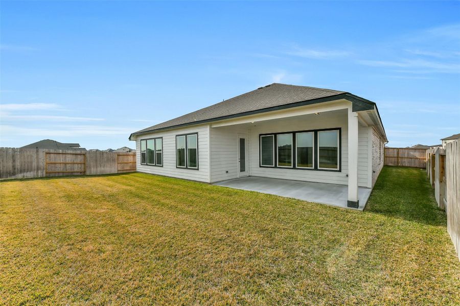 Exterior details and patio area of a home in Lago Mar, Texas City (Image 3).
