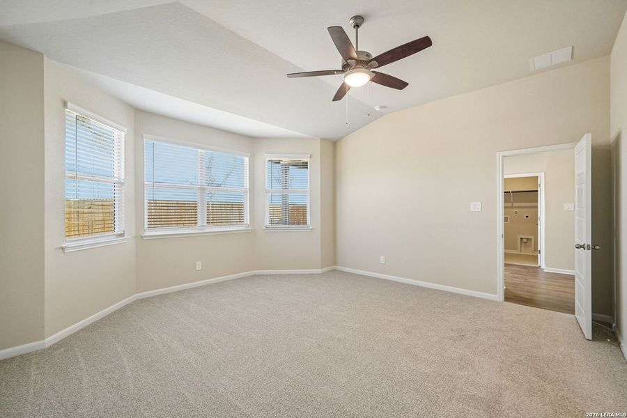 Spacious, unfurnished interior of a new home in Thomas Pond, San Antonio (Image 25).