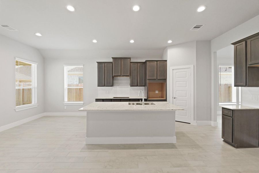 Spacious, unfurnished interior of a new home in Briarwood Crossing, Rosenberg (Image 28).