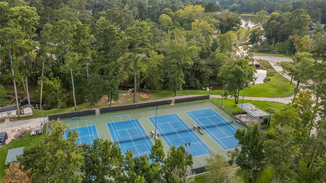 The tennis court just minutes from 1511 Greenbriar