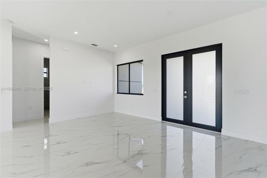 Spacious, unfurnished interior of a new home in , Cape Coral (Image 23).