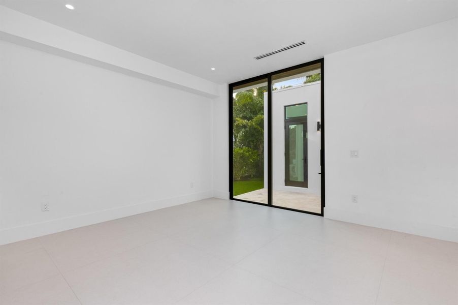 Spacious, unfurnished interior of a new home in , Boca Raton (Image 25).