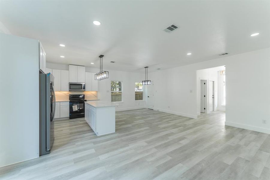 Spacious, unfurnished interior of a new home in , Sulphur Springs (Image 17).