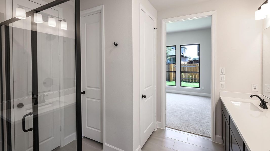 Furnished interior view inside a new home in 6 Creeks 45', Kyle (Image 10). Furnished interior view inside a new home in 6 Creeks 45', Kyle (Image 10).