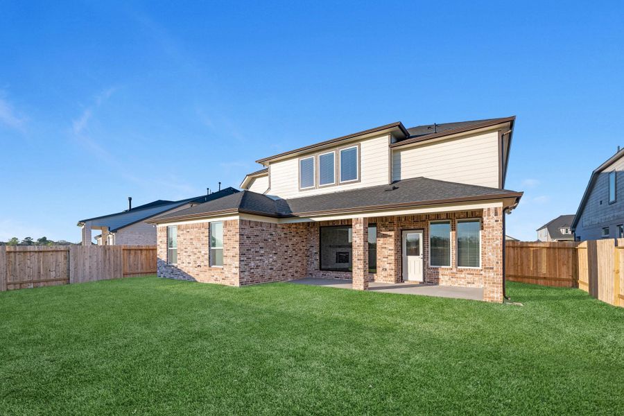 Exterior details and patio area of a home in Briarwood Crossing, Rosenberg (Image 3).