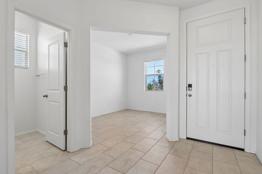 Spacious, unfurnished interior of a new home in Skyline Village Enclaves, San Tan Valley (Image 11).