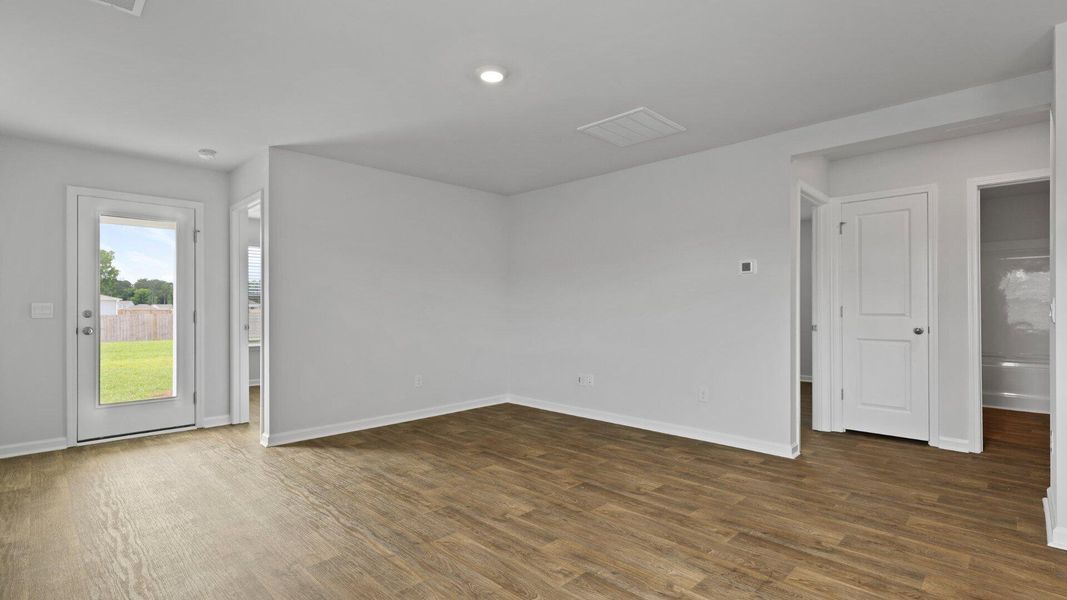 Spacious, unfurnished interior of a new home in Carolina Groves, Moncks Corner (Image 16).