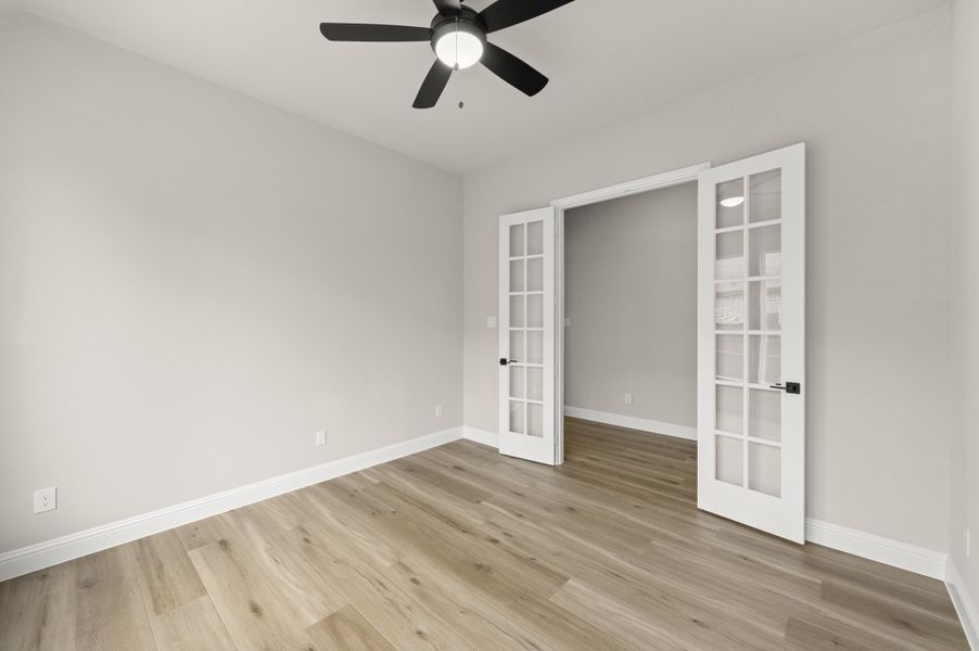 Spacious, unfurnished interior of a new home in Myrtle Creek, Waxahachie (Image 25).