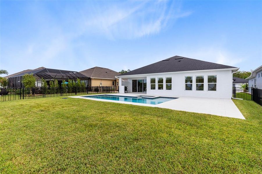Exterior details and patio area of a home in , Daytona Beach (Image 3).